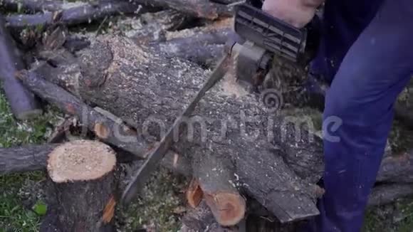人用电锯锯木头木屑锯屑视频的预览图