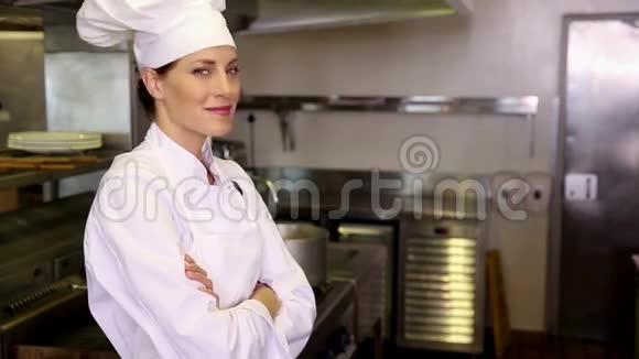 漂亮的厨师对着镜头微笑竖起大拇指视频的预览图