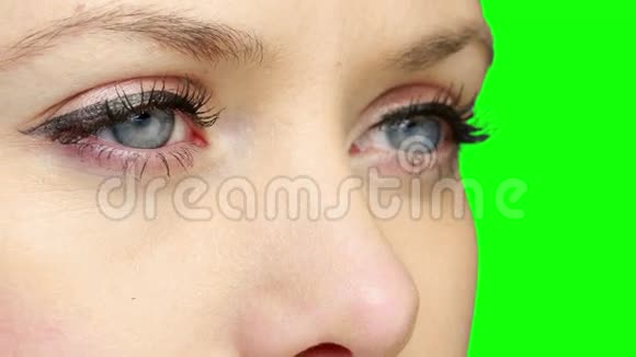 戴眼线的漂亮女孩眼睛眨视频的预览图