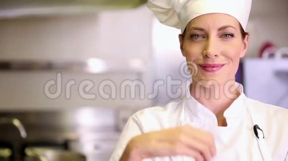 漂亮的厨师对着镜头微笑竖起大拇指视频的预览图