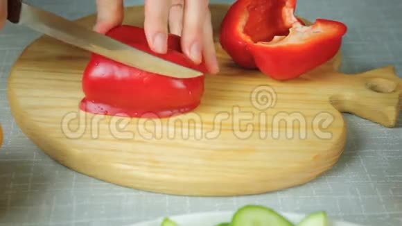 带刀割成熟红辣椒的女孩视频的预览图
