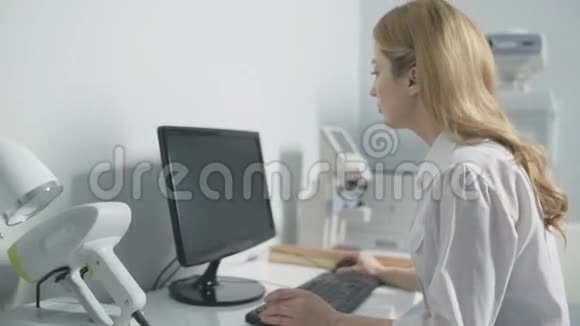从事电脑工作的女医生视频的预览图