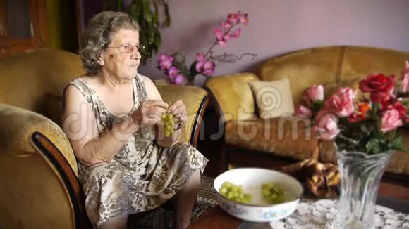 老退休妇女吃葡萄视频的预览图