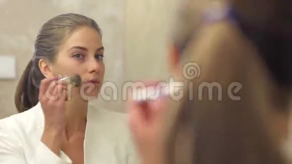 化妆的漂亮女人视频的预览图