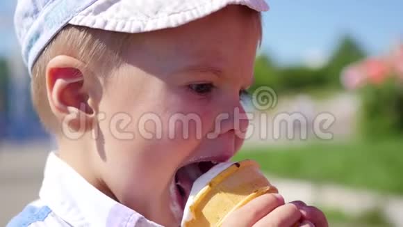 小孩在公园的特写镜头里吃华夫饼杯冰淇淋视频的预览图