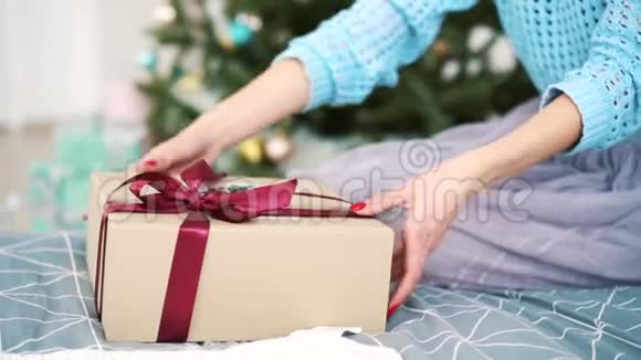 坐在床上的女孩带着礼物盒视频的预览图