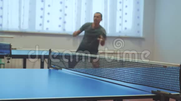 乒乓球正手概念生活方式模糊焦点男人打乒乓球运动积极视频的预览图