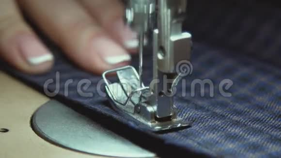 缝纫机针的特写迅速上下移动视频的预览图