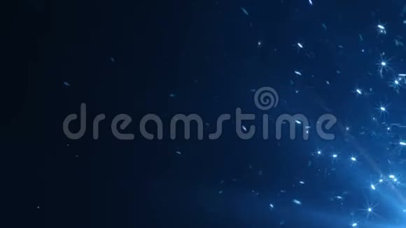美丽的魔法火花从夜空中的大火中升起在黑色上孤立的蓝色发光粒子视频的预览图