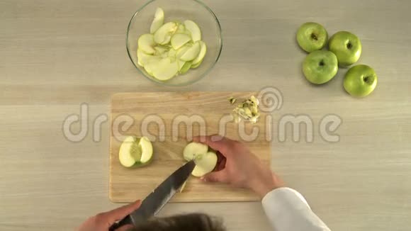 切苹果进行烘烤视频的预览图