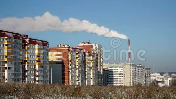 小区厂房烟囱冒出的烟城市生态视频的预览图