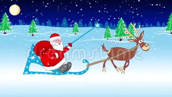 圣诞老人乘坐雪橇带着一袋礼物在雪地森林里视频的预览图