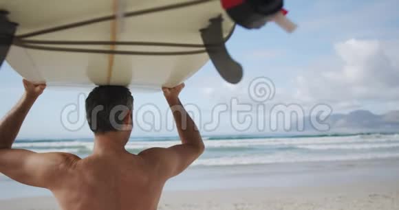 有冲浪板的人在海滩上视频的预览图