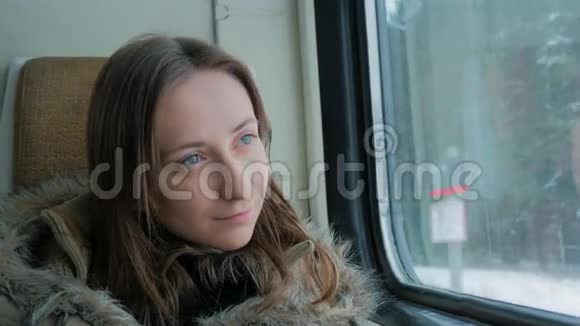 一位身材魁梧的女人在火车车窗外放松和眺望视频的预览图