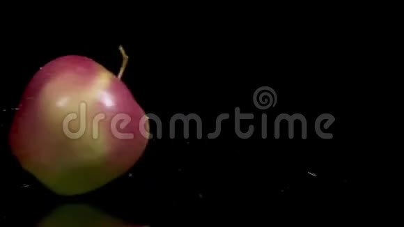 黑色背景特写镜头上的扭矩苹果视频的预览图
