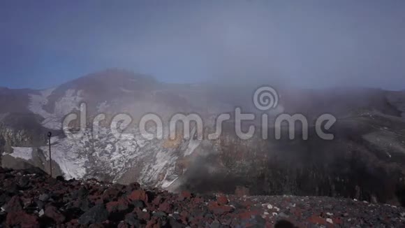日本富士山顶部的火山口视频的预览图