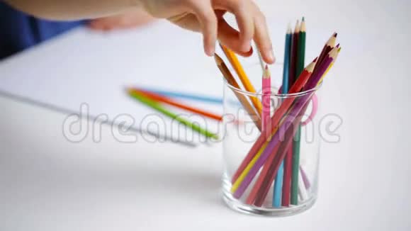 玻璃中的彩色铅笔和画纸的女孩视频的预览图