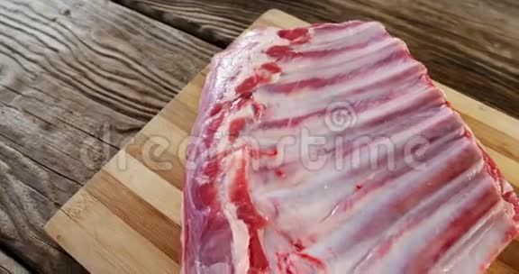 生牛肉排骨和木板上的配料视频的预览图