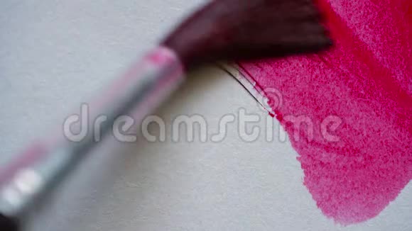 用画笔在白纸上描画用红色水彩特写视频的预览图