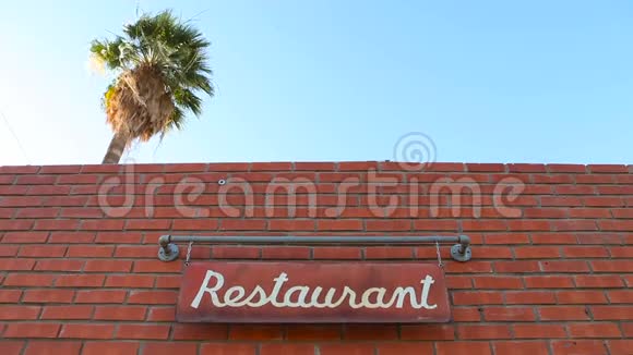 棕榈树塔在餐厅上方作为标志视频的预览图