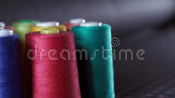 缝纫线在马桶上纺织厂有彩色线轴视频的预览图