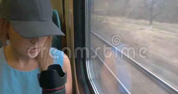年轻女子在火车上拍照视频的预览图