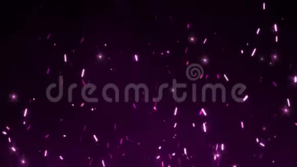 美丽的魔法火花从夜空中的大火中升起分离的黑色紫色发光颗粒视频的预览图