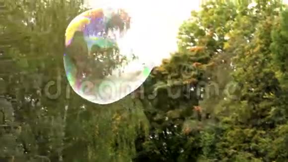 大肥皂泡的飞行和死亡全高清视频的预览图