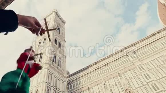 木偶皮诺奇走在意大利佛罗伦萨大教堂前视频的预览图
