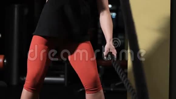 肌肉发达的女人用绳子在交叉健身馆锻炼视频的预览图