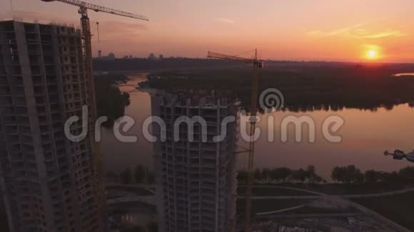在日落时分建造房屋的空中无人机镜头视频的预览图