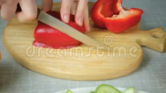 带刀割成熟红辣椒的女孩视频的预览图