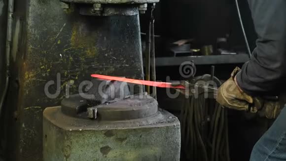 采用气动锤形铁水把剑用金属制成视频的预览图