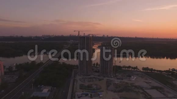 在日落时分建造房屋的空中无人机镜头视频的预览图