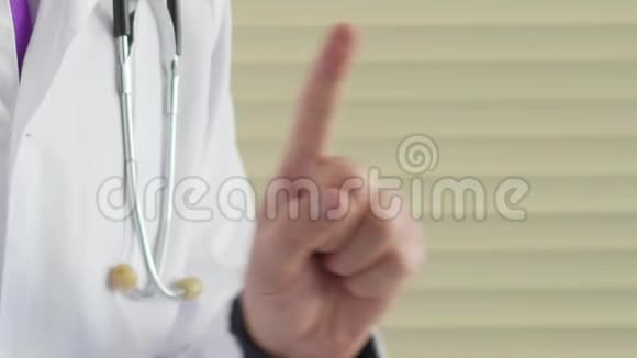 医生用手指看不出任何迹象他为医生出示了禁止通行的标志视频的预览图