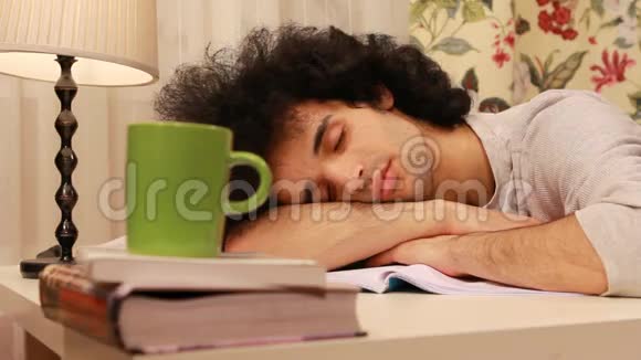 年轻人在学习时睡着了视频的预览图