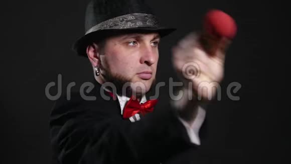 年轻的魔术师表演帕隆球魔术视频的预览图