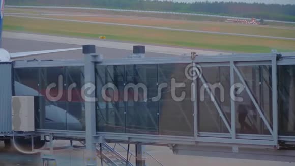 乘客通过航空桥在飞机上登机视频的预览图