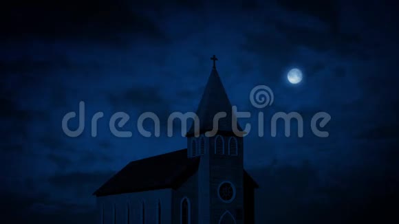 教堂在夜晚与满月视频的预览图