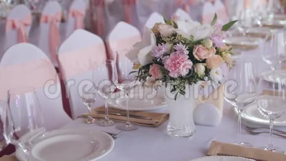 为活动聚会或婚宴设置的桌子豪华优雅的餐桌在餐馆里布置晚餐眼镜视频的预览图