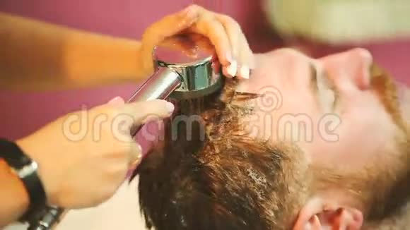 理发师洗头客户视频的预览图