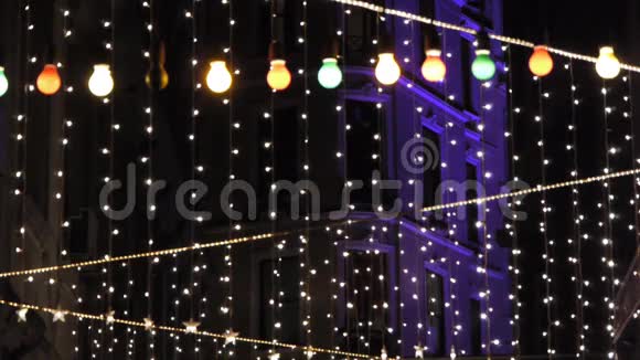 为圣诞节装饰有灯光和装饰品的夜总会视频的预览图