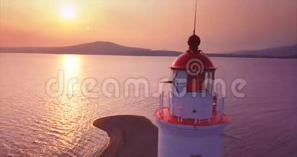 日出时对老托卡雷夫斯基灯塔的全景鸟瞰海参崴视频的预览图