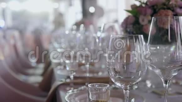 为活动聚会或婚宴设置的桌子豪华优雅的餐桌在餐馆里布置晚餐眼镜视频的预览图