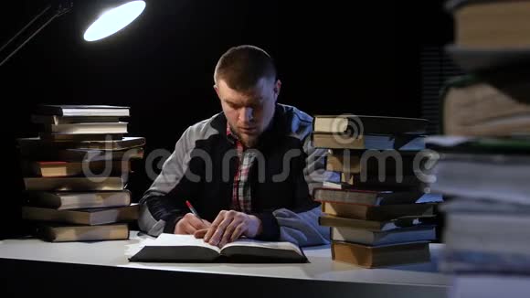 人读书写在笔记本上黑色背景视频的预览图