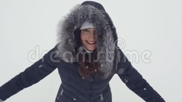 布吕内特女人在雪堆里冬天公园里快乐的散步视频的预览图