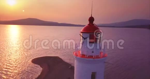 日出时对老托卡雷夫斯基灯塔的全景鸟瞰海参崴视频的预览图