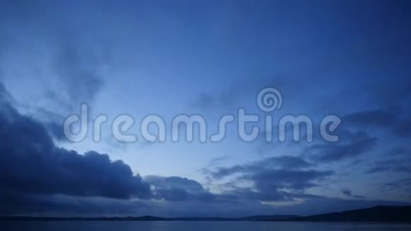 一条宽阔的河流上的云直到傍晚视频的预览图