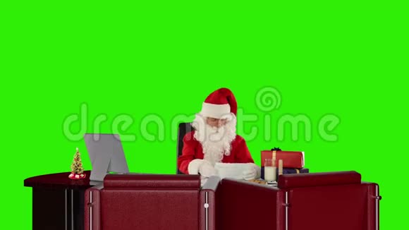 圣诞老人读信绿色屏幕股票录像视频的预览图