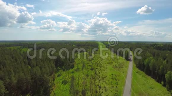 美丽的电线和森林夏季空中景观视频的预览图